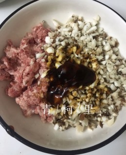  清淡快手菜：香菇蒸肉饼 第3步