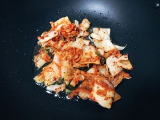 韩式辣白菜菌菇流心蛋肥牛锅 快手简单好做的家常菜汤锅 第5步