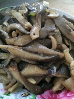  蘑菇炒肉 第3步