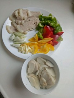  青红辣椒，杏鲍菇，炒肉片， 第2步