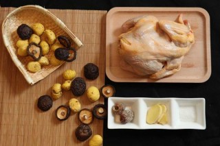  栗子香菇炖鸡汤 第1步