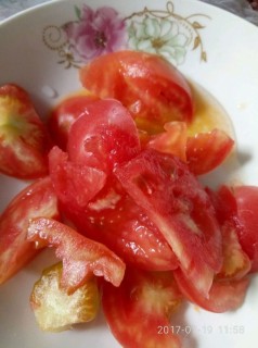  西红柿烩金针菇 第1步