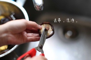  栗子香菇炖鸡汤 第4步