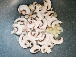  奶油蘑菇浓汤 第7步