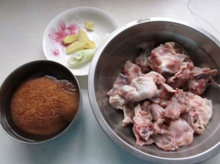  砂锅猴菇鸡汤 第2步