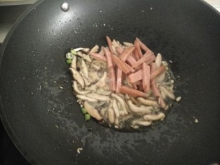  香肠香菇炒圆白菜 第3步
