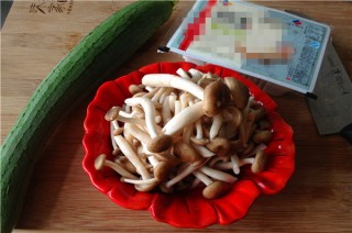  丝瓜菌菇豆腐汤 第1步