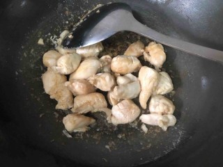 香菇焖鸡 第4步
