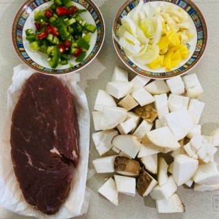  杏鲍菇炒牛肉粒 第1步