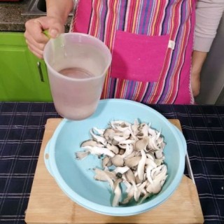  平菇丸子汤，既是月子餐，还是低卡减肥餐 第2步