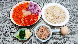  杂蔬海鲜炒饭+丝瓜鲜菇蛋汤 第1步