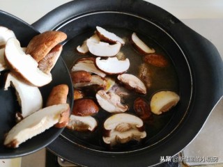  香菇鸡汤米粉 第6步