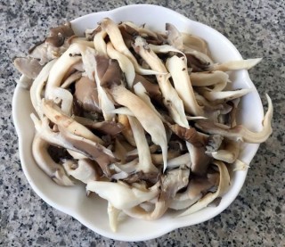  平菇炒鲜肉 第4步