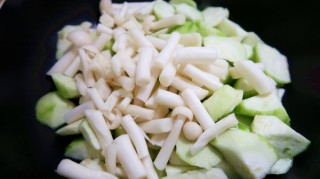  杂蔬海鲜炒饭+丝瓜鲜菇蛋汤 第10步
