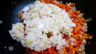  杂蔬海鲜炒饭+丝瓜鲜菇蛋汤 第6步