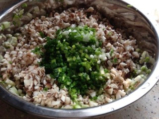  西葫芦香菇素饺子 第2步