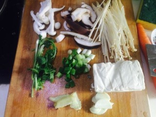  三菇豆腐汤 第1步