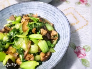  不用油就可以做的腊肉香菇炒油菜 第10步