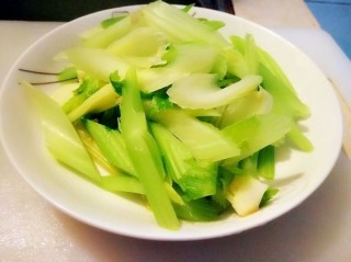  草菇配芹菜 第1步