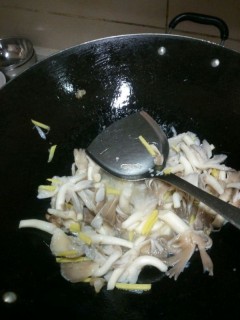  老姜肉片汤（加蘑菇或木耳版） 第4步