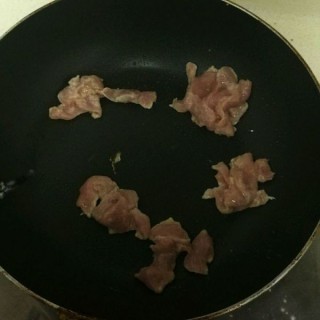  肉片炒蘑菇 第5步