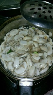  白蘑菇炒牛肉 第3步