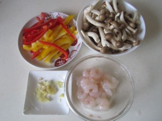  彩椒虾仁蟹味菇 第1步