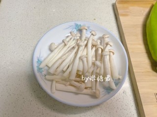  牛排中式吃法：海鲜菇炒牛柳 第5步