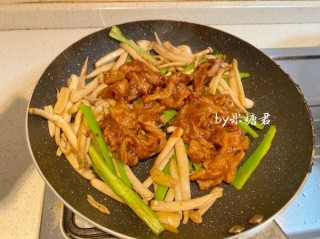  牛排中式吃法：海鲜菇炒牛柳 第12步