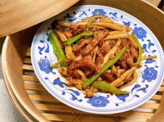  牛排中式吃法：海鲜菇炒牛柳 第14步