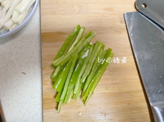  牛排中式吃法：海鲜菇炒牛柳 第6步