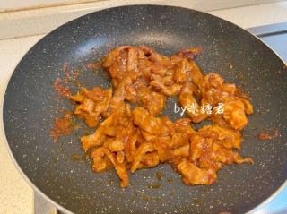  牛排中式吃法：海鲜菇炒牛柳 第7步