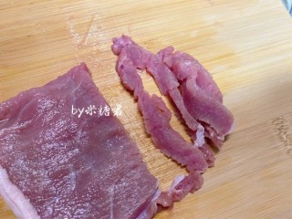  牛排中式吃法：海鲜菇炒牛柳 第2步