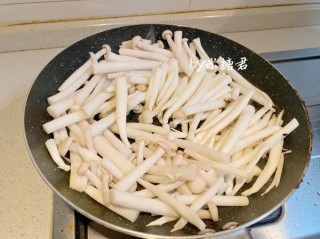 牛排中式吃法：海鲜菇炒牛柳 第8步