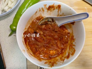  牛排中式吃法：海鲜菇炒牛柳 第4步
