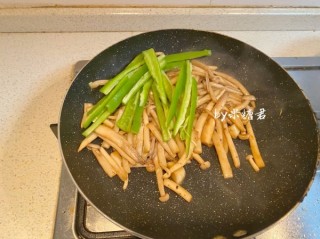  牛排中式吃法：海鲜菇炒牛柳 第11步