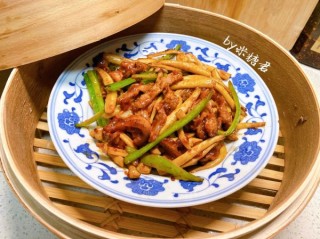  牛排中式吃法：海鲜菇炒牛柳 第13步