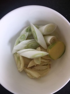  香菇鸡腿 第4步