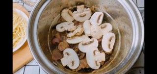  【一人食】蘑菇牛肉炒拉面 第8步