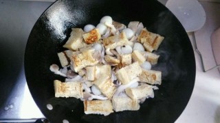  袖珍菇烩冻豆腐 第7步