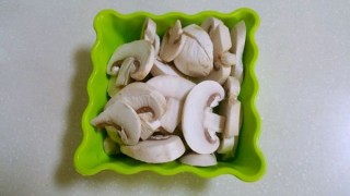  莴苣炒蘑菇 第3步