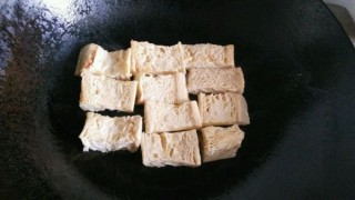  袖珍菇烩冻豆腐 第4步