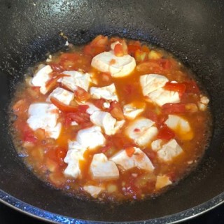 番茄豆腐海鲜菇汤 第3步