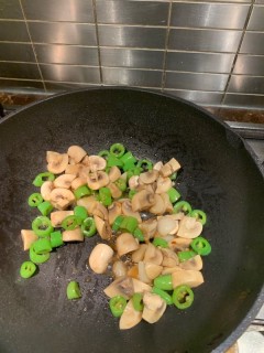  蘑菇小炒牛肉粒 第6步