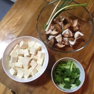  鲜香菇豆腐汤 第2步
