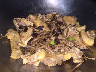  茶树菇焖鸭肉 第5步