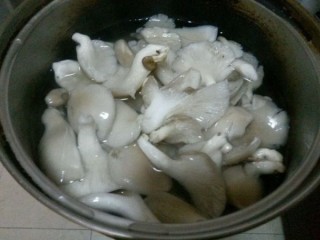  排骨蘑菇豆腐汤 第3步