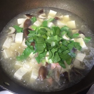  鲜香菇豆腐汤 第6步