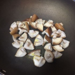  鲜香菇豆腐汤 第3步