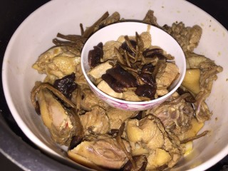  茶树菇焖鸭肉 第6步